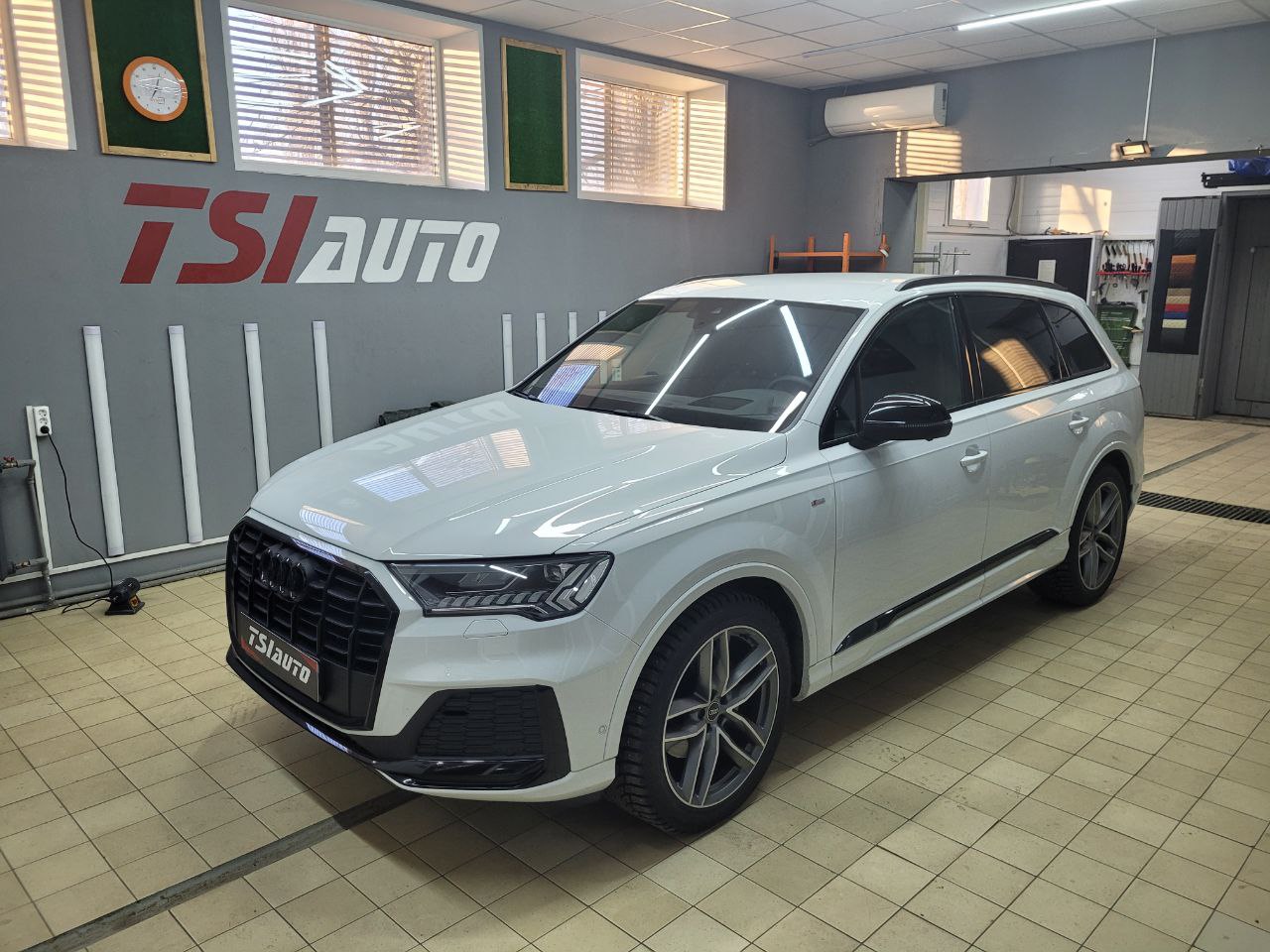 Правильная шумоизоляция Audi Q7 в Красноярске 